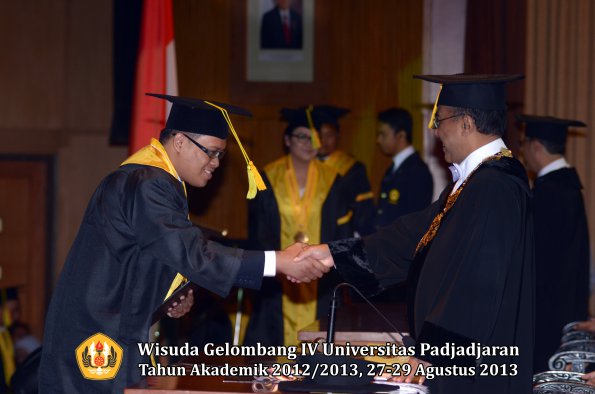 wisuda-unpad-gel-iv-ta-2012_2013-fakultas-ilmu-komunikasi-oleh-rektor-139