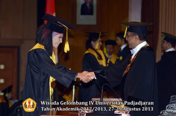 wisuda-unpad-gel-iv-ta-2012_2013-fakultas-ilmu-komunikasi-oleh-rektor-143