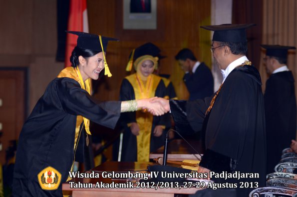 wisuda-unpad-gel-iv-ta-2012_2013-fakultas-ilmu-komunikasi-oleh-rektor-147