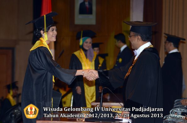 wisuda-unpad-gel-iv-ta-2012_2013-fakultas-ilmu-komunikasi-oleh-rektor-157