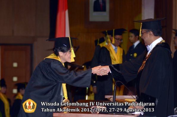 wisuda-unpad-gel-iv-ta-2012_2013-fakultas-ilmu-komunikasi-oleh-rektor-168
