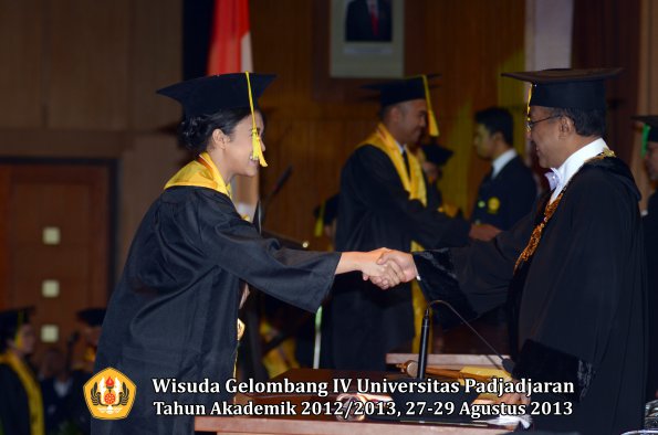 wisuda-unpad-gel-iv-ta-2012_2013-fakultas-ilmu-komunikasi-oleh-rektor-193