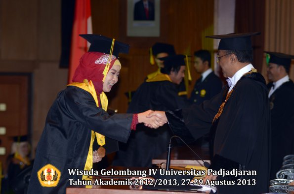 wisuda-unpad-gel-iv-ta-2012_2013-fakultas-ilmu-komunikasi-oleh-rektor-195