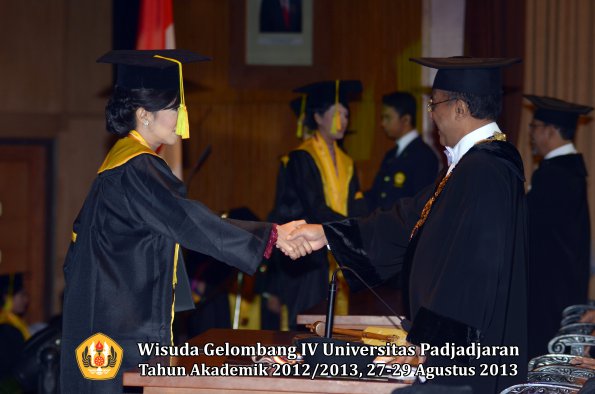 wisuda-unpad-gel-iv-ta-2012_2013-fakultas-ilmu-komunikasi-oleh-rektor-198