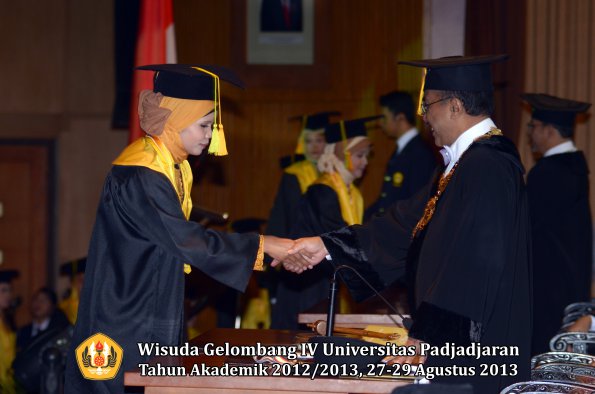wisuda-unpad-gel-iv-ta-2012_2013-fakultas-ilmu-komunikasi-oleh-rektor-213