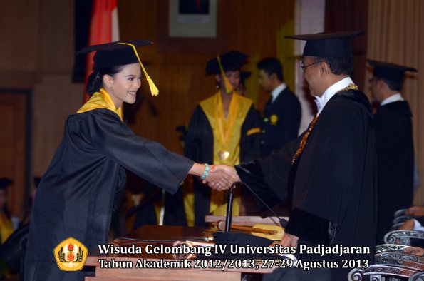 wisuda-unpad-gel-iv-ta-2012_2013-fakultas-ilmu-komunikasi-oleh-rektor-218