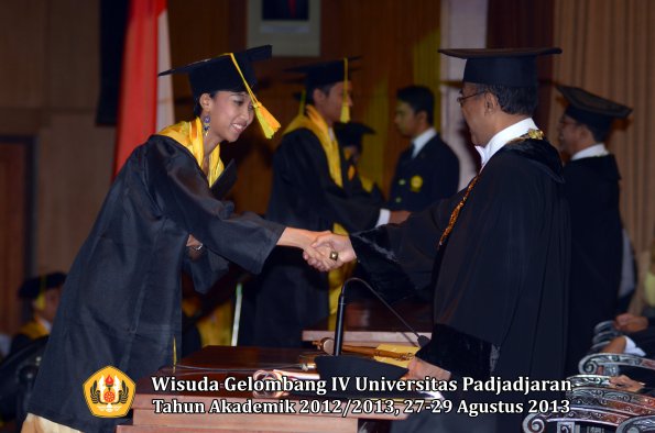 wisuda-unpad-gel-iv-ta-2012_2013-fakultas-ilmu-komunikasi-oleh-rektor-219