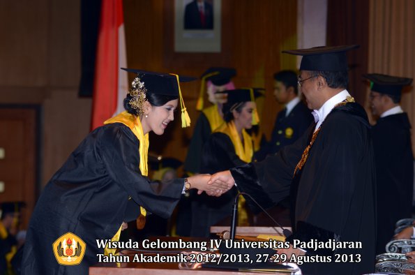 wisuda-unpad-gel-iv-ta-2012_2013-fakultas-ilmu-komunikasi-oleh-rektor-222