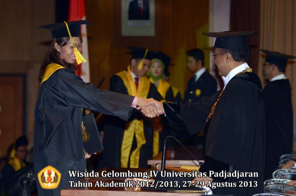 wisuda-unpad-gel-iv-ta-2012_2013-fakultas-ilmu-komunikasi-oleh-rektor-225