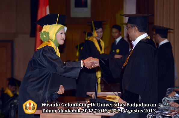 wisuda-unpad-gel-iv-ta-2012_2013-fakultas-ilmu-komunikasi-oleh-rektor-227