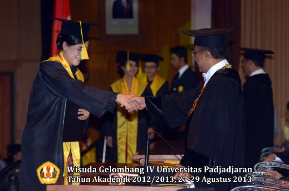 wisuda-unpad-gel-iv-ta-2012_2013-fakultas-ilmu-komunikasi-oleh-rektor-228