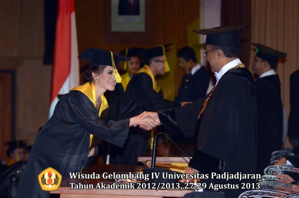 wisuda-unpad-gel-iv-ta-2012_2013-fakultas-ilmu-komunikasi-oleh-rektor-229