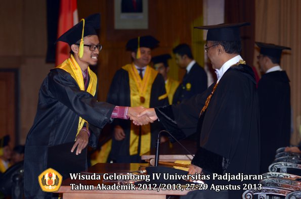 wisuda-unpad-gel-iv-ta-2012_2013-fakultas-ilmu-komunikasi-oleh-rektor-232