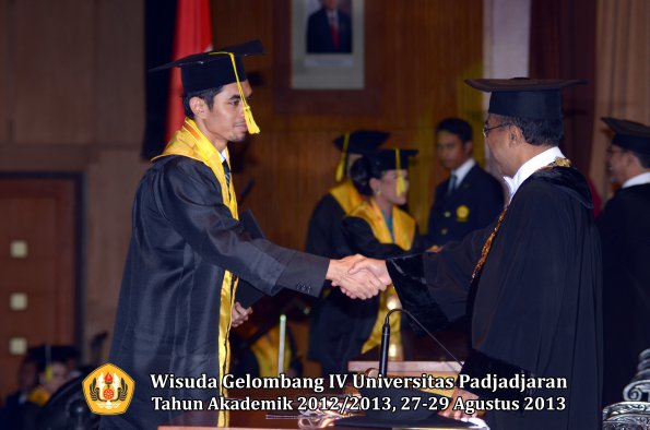 wisuda-unpad-gel-iv-ta-2012_2013-fakultas-ilmu-komunikasi-oleh-rektor-234