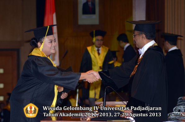 wisuda-unpad-gel-iv-ta-2012_2013-fakultas-ilmu-komunikasi-oleh-rektor-236