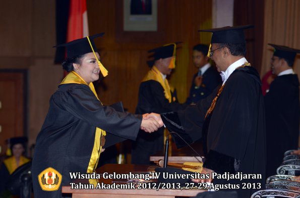 wisuda-unpad-gel-iv-ta-2012_2013-fakultas-ilmu-komunikasi-oleh-rektor-238