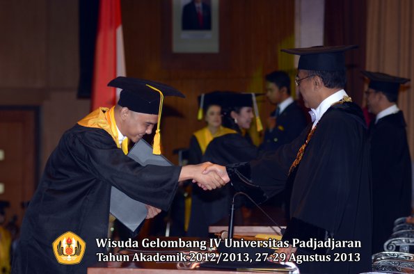 wisuda-unpad-gel-iv-ta-2012_2013-fakultas-ilmu-komunikasi-oleh-rektor-239