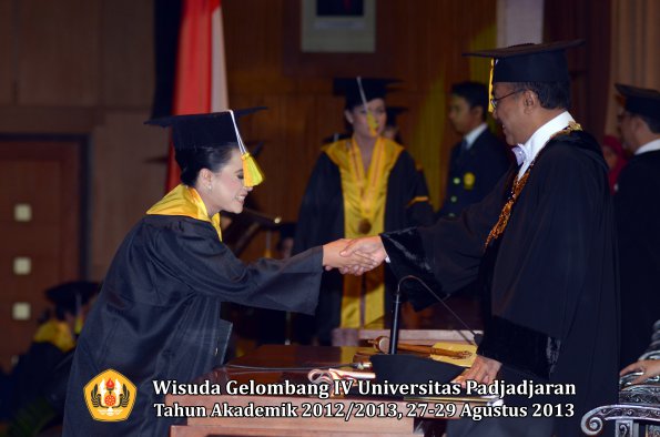 wisuda-unpad-gel-iv-ta-2012_2013-fakultas-ilmu-komunikasi-oleh-rektor-241