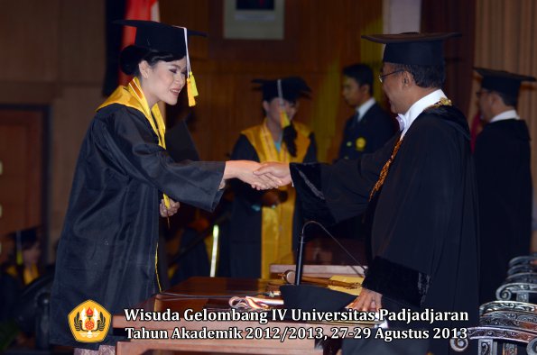 wisuda-unpad-gel-iv-ta-2012_2013-fakultas-ilmu-komunikasi-oleh-rektor-242