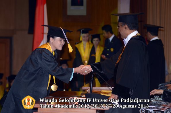 wisuda-unpad-gel-iv-ta-2012_2013-fakultas-ilmu-komunikasi-oleh-rektor-243