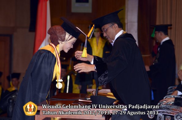 wisuda-unpad-gel-iv-ta-2012_2013-fakultas-ilmu-komunikasi-oleh-rektor-244