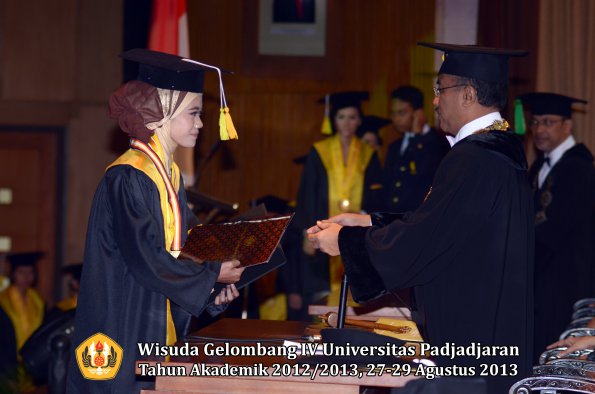 wisuda-unpad-gel-iv-ta-2012_2013-fakultas-ilmu-komunikasi-oleh-rektor-246