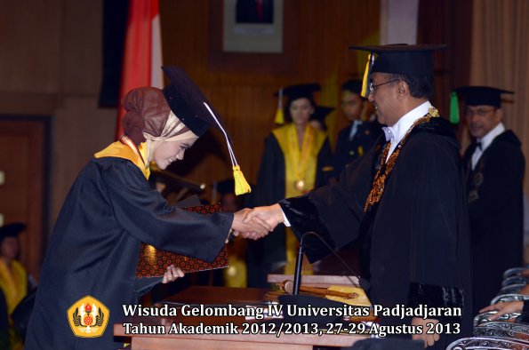 wisuda-unpad-gel-iv-ta-2012_2013-fakultas-ilmu-komunikasi-oleh-rektor-247