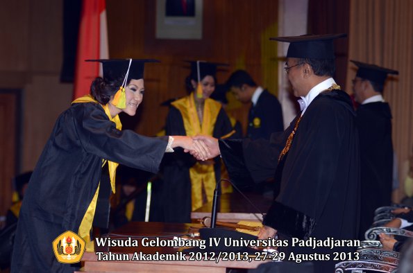 wisuda-unpad-gel-iv-ta-2012_2013-fakultas-ilmu-komunikasi-oleh-rektor-248