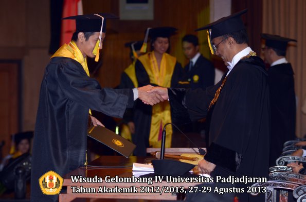 wisuda-unpad-gel-iv-ta-2012_2013-fakultas-ilmu-komunikasi-oleh-rektor-254