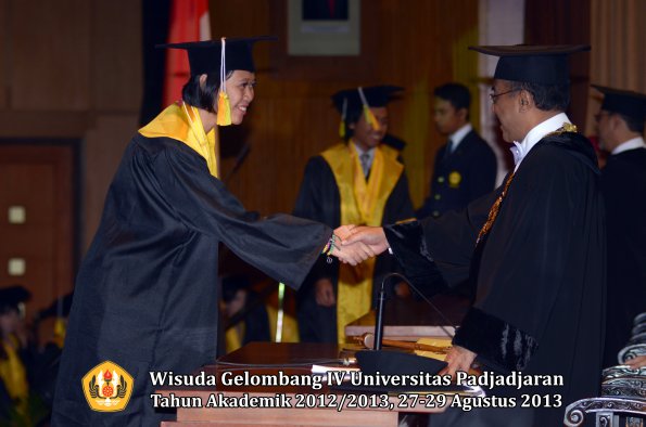 wisuda-unpad-gel-iv-ta-2012_2013-fakultas-ilmu-komunikasi-oleh-rektor-255