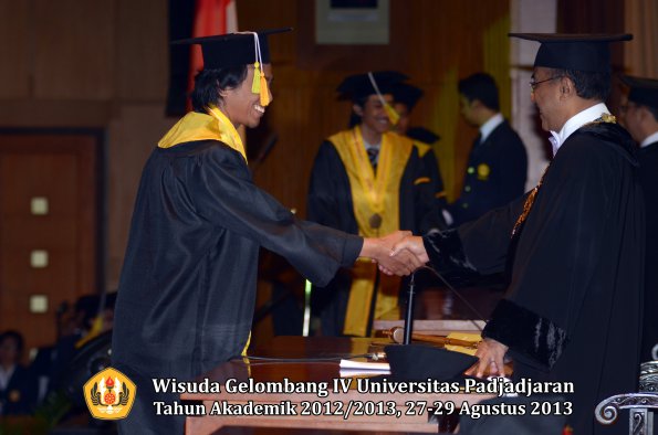 wisuda-unpad-gel-iv-ta-2012_2013-fakultas-ilmu-komunikasi-oleh-rektor-256