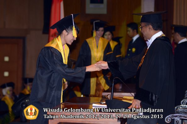 wisuda-unpad-gel-iv-ta-2012_2013-fakultas-ilmu-komunikasi-oleh-rektor-259