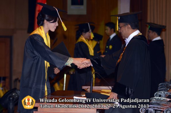 wisuda-unpad-gel-iv-ta-2012_2013-fakultas-ilmu-komunikasi-oleh-rektor-260