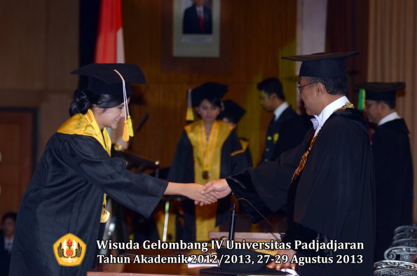 wisuda-unpad-gel-iv-ta-2012_2013-fakultas-ilmu-komunikasi-oleh-rektor-261