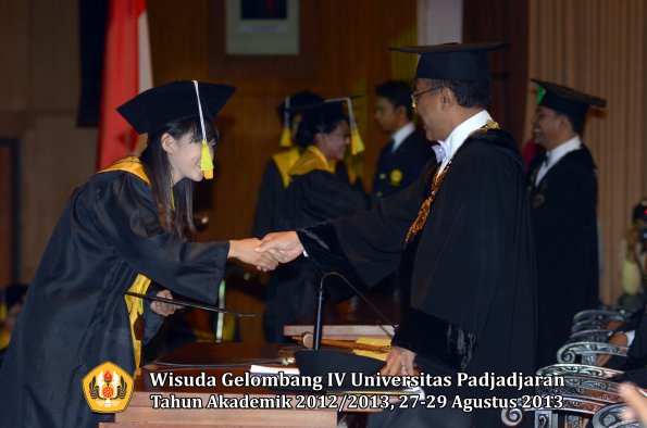 wisuda-unpad-gel-iv-ta-2012_2013-fakultas-ilmu-komunikasi-oleh-rektor-263