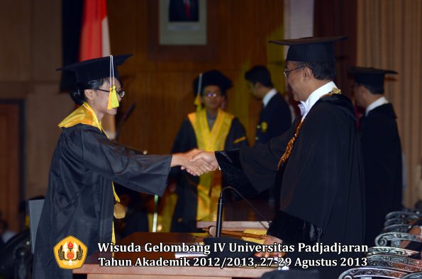 wisuda-unpad-gel-iv-ta-2012_2013-fakultas-ilmu-komunikasi-oleh-rektor-264