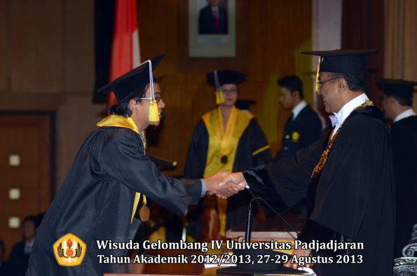 wisuda-unpad-gel-iv-ta-2012_2013-fakultas-ilmu-komunikasi-oleh-rektor-265