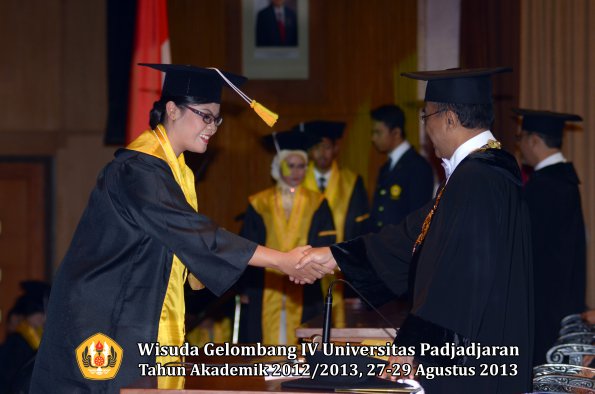 wisuda-unpad-gel-iv-ta-2012_2013-fakultas-ilmu-komunikasi-oleh-rektor-266