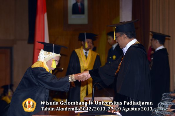 wisuda-unpad-gel-iv-ta-2012_2013-fakultas-ilmu-komunikasi-oleh-rektor-267