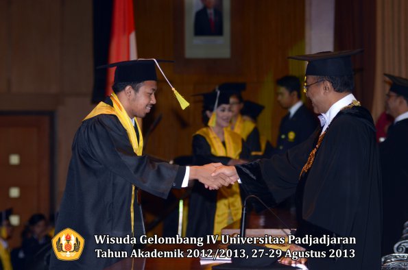 wisuda-unpad-gel-iv-ta-2012_2013-fakultas-ilmu-komunikasi-oleh-rektor-268