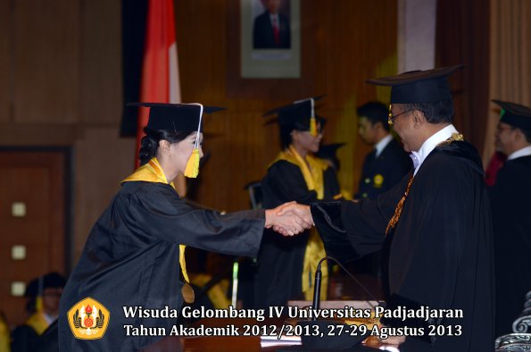 wisuda-unpad-gel-iv-ta-2012_2013-fakultas-ilmu-komunikasi-oleh-rektor-269