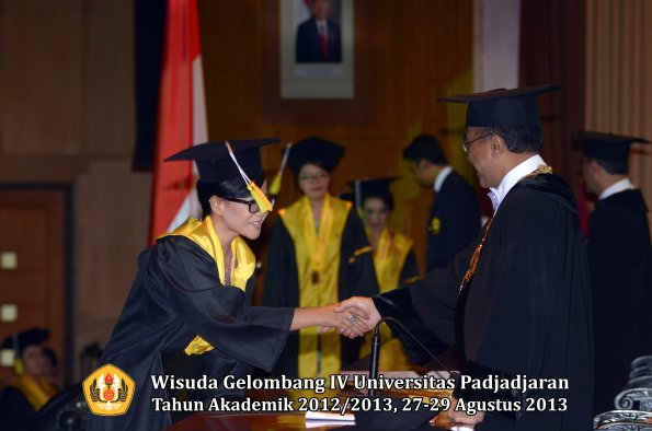 wisuda-unpad-gel-iv-ta-2012_2013-fakultas-ilmu-komunikasi-oleh-rektor-270