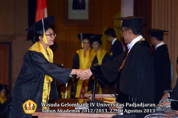 wisuda-unpad-gel-iv-ta-2012_2013-fakultas-ilmu-komunikasi-oleh-rektor-271