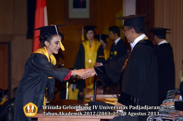 wisuda-unpad-gel-iv-ta-2012_2013-fakultas-ilmu-komunikasi-oleh-rektor-272