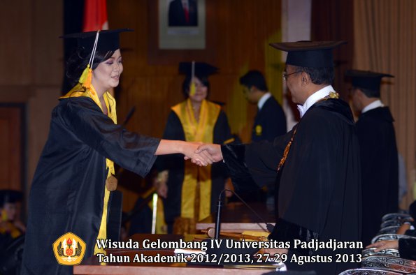 wisuda-unpad-gel-iv-ta-2012_2013-fakultas-ilmu-komunikasi-oleh-rektor-273