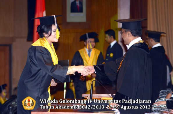 wisuda-unpad-gel-iv-ta-2012_2013-fakultas-ilmu-komunikasi-oleh-rektor-274