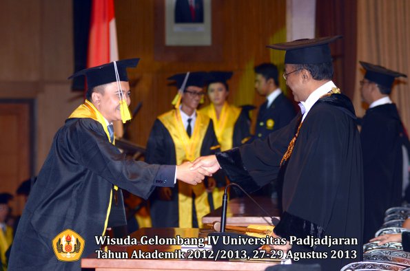 wisuda-unpad-gel-iv-ta-2012_2013-fakultas-ilmu-komunikasi-oleh-rektor-275