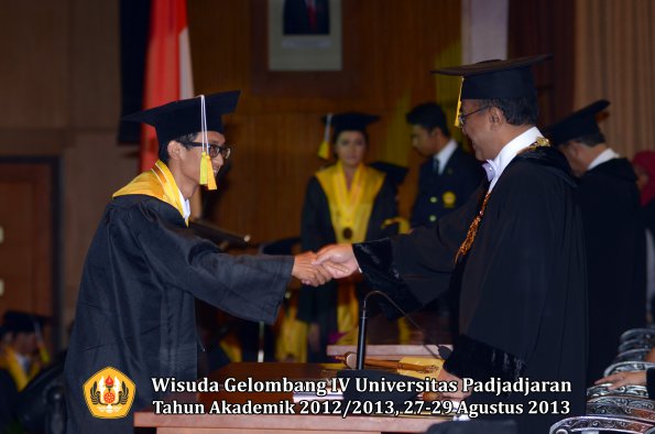 wisuda-unpad-gel-iv-ta-2012_2013-fakultas-ilmu-komunikasi-oleh-rektor-276