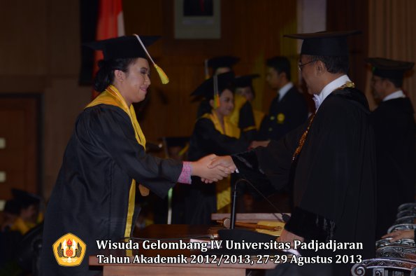 wisuda-unpad-gel-iv-ta-2012_2013-fakultas-ilmu-komunikasi-oleh-rektor-277