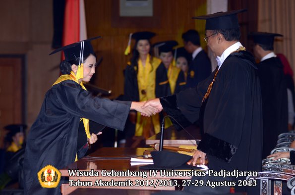 wisuda-unpad-gel-iv-ta-2012_2013-fakultas-ilmu-komunikasi-oleh-rektor-278